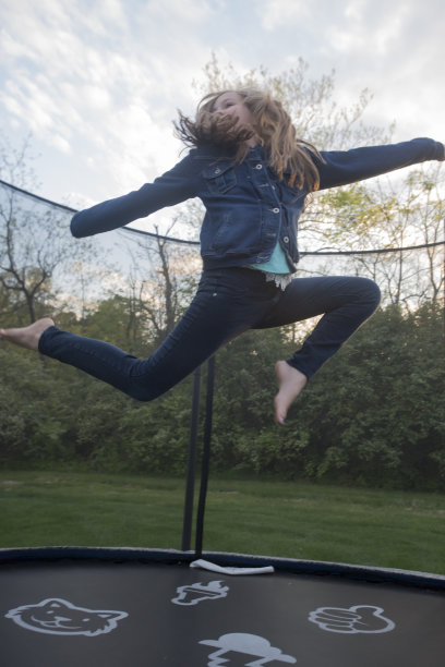 蹦床上的自由图片下载