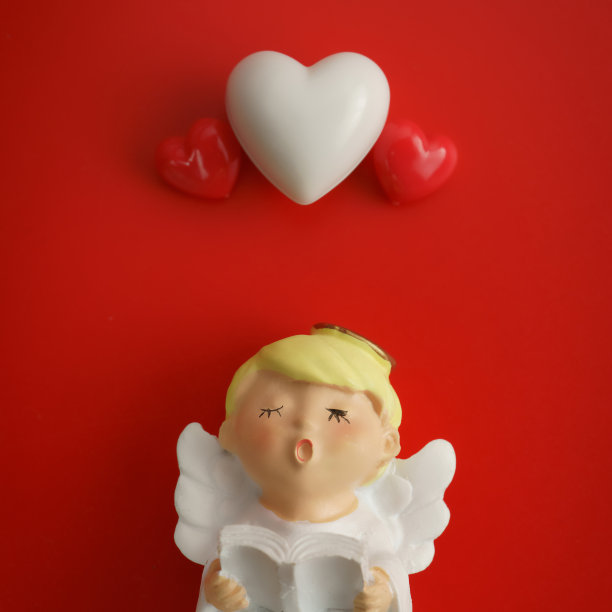 情人的心与可爱的天使在一个红色的背景。情人节快乐的背景。可以用来庆祝情人节。图片下载