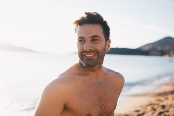 一个年轻帅哥在海滩上的肖像图片下载