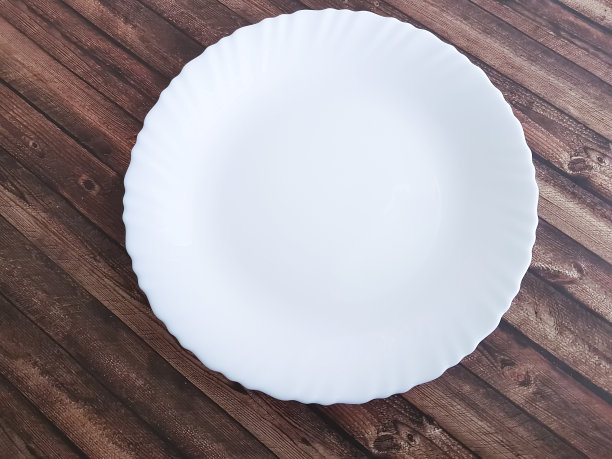 白色的空，一盘深色的木头图片下载