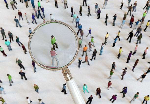 人群中的放大镜图片下载