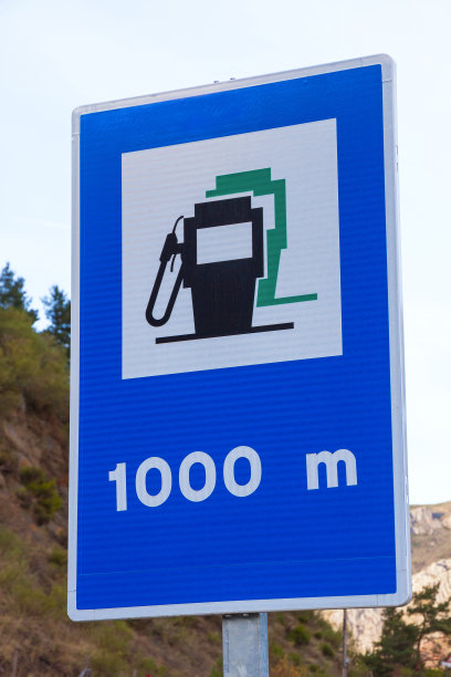 距离加油站1000米处的交通标志- Señal距加油站1000米图片下载