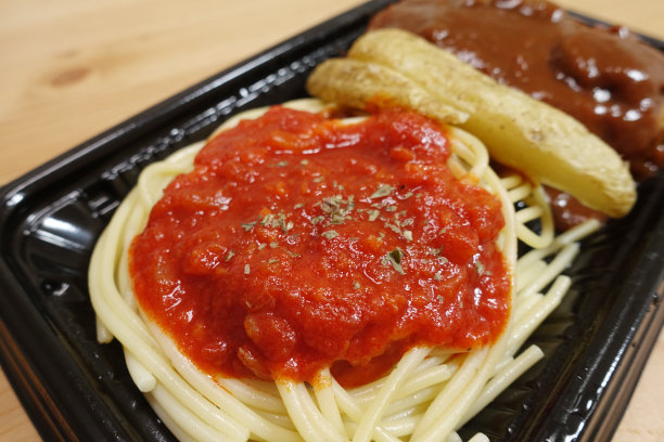 蕃茄酱意大利通心粉，汉堡和炸土豆图片下载