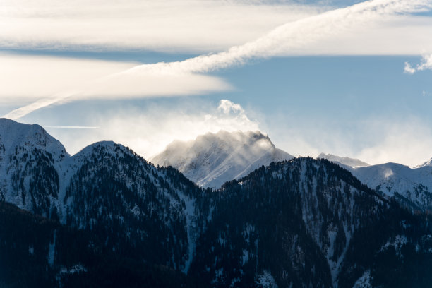 雪花在奥地利阿尔卑斯山的一座山的边缘吹过图片下载