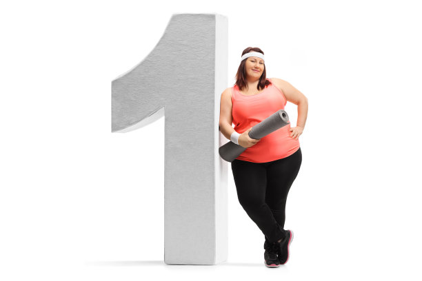 一个超重的女人用运动垫背靠在一个头号人物身上图片下载