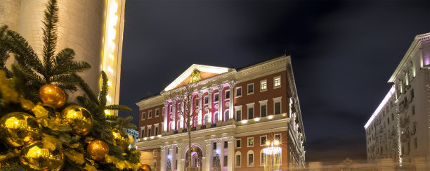 俄罗斯，莫斯科市中心和特维斯卡亚大街上的政府大楼的圣诞和新年假期夜间照明图片下载