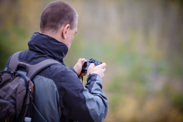 摄影师在山上拍照图片下载