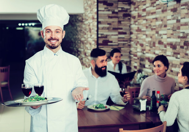 快乐男厨师展示乡村餐厅图片下载