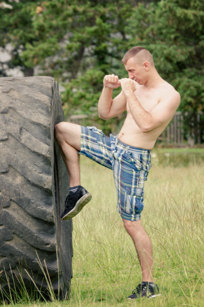 用轮胎打拳的家伙。锻炼图片下载