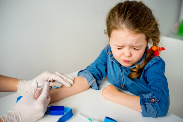 这孩子害怕接种疫苗图片下载