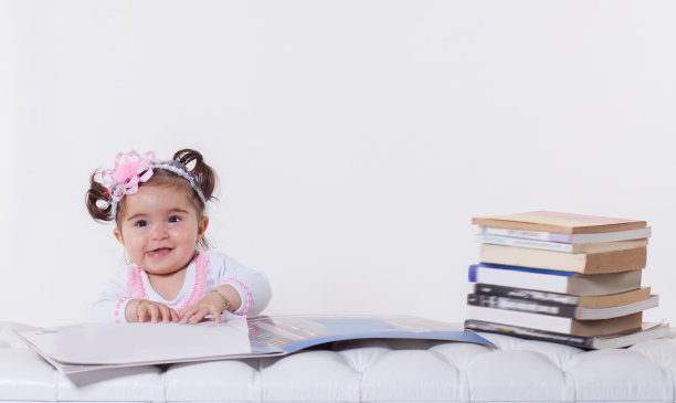 玩书的女婴图片下载