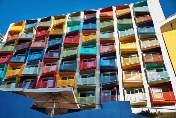 现代建筑上的多彩阳台，马耳他。图片下载