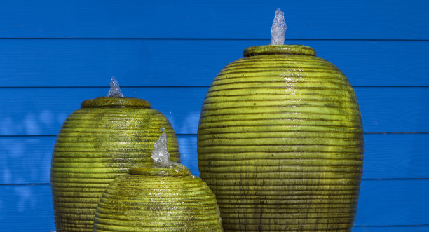 绿色的喷泉罐和蓝色的墙壁宁静图片下载