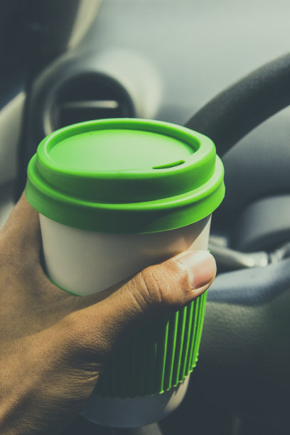 一边开车一边拿着杯子图片下载