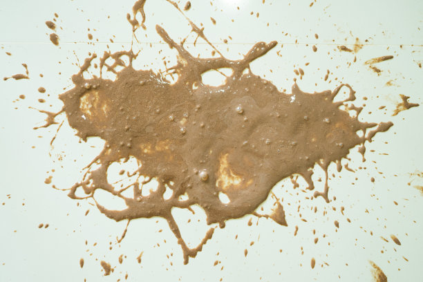 我女儿热巧克力的呕吐物。呕吐物的概念。图片下载