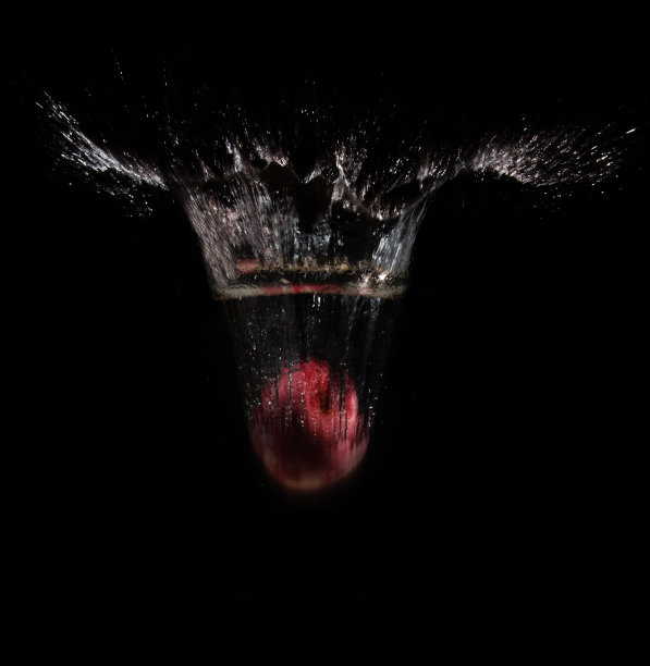 新鲜的苹果掉进了水里图片下载