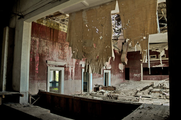 破旧荒废的剧院，破旧的幕布图片下载