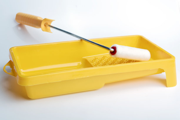 油漆滚筒，托盘和一个油漆罐图片下载