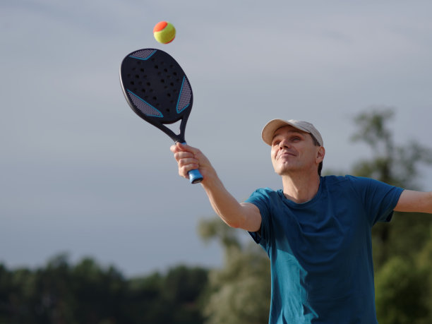 男子打沙滩网球图片下载