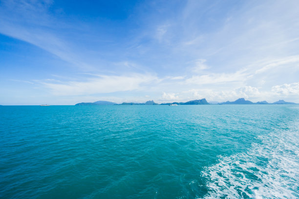 在爱琴海，希腊，欧洲，一艘渡船后面的水trail发泡，船在海上，在一个阳光灿烂的日子。这是渡船后面的景色。图片下载