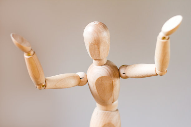 木制人体模型孤立在白色背景上图片下载