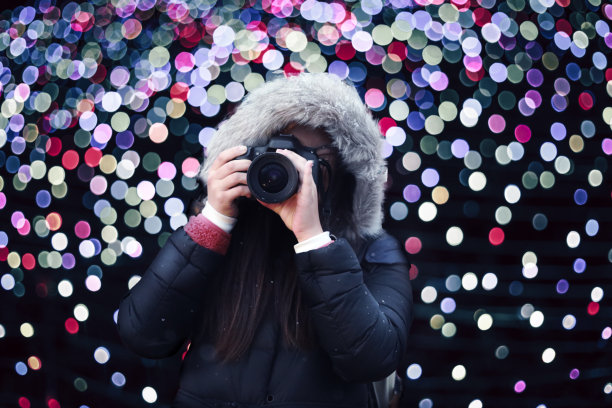 女孩在下雪天拍照图片下载