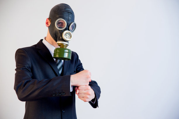 戴着防毒面具的商人图片下载