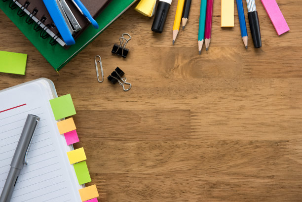 彩色文具木制桌子的背景图片下载