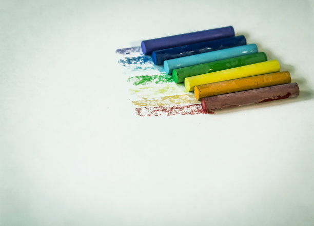 彩色蜡笔绘画。孤立在白色背景上图片下载