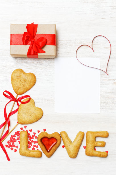 空白卡片，用牛皮纸包装的礼物和自制的饼干图片下载