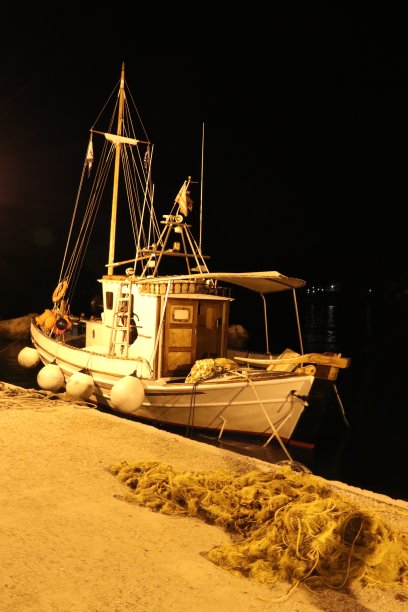 希腊阿莫戈斯岛Katapola村的传统木制渔船图片下载