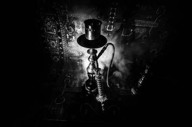 水烟热煤在水烟碗黑色背景。时尚的东方水烟。水烟的概念。本空间图片下载