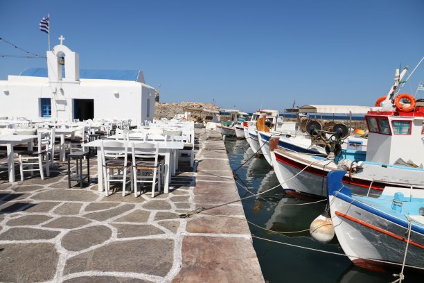 希腊帕罗斯岛，纳乌萨港的传统渔船和餐馆图片下载