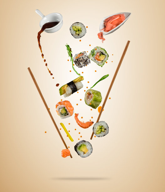 用木筷子夹起飞飞的寿司片，在米色背景上分开图片下载