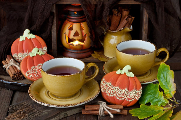 木色背景上的茶杯和饼干的静物画图片下载