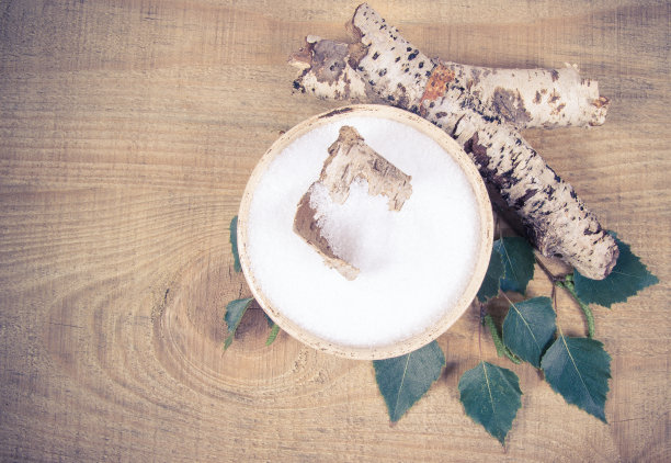 木糖醇-糖的替代品。白桦糖木制背景。素材图片