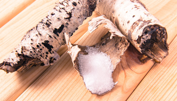 木糖醇-糖的替代品。白桦糖木制背景。素材图片