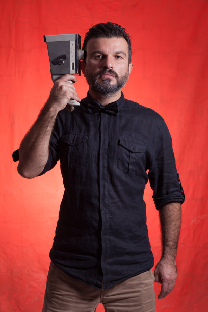 蜡笔摄影师与复古相机在彩色背景图片下载