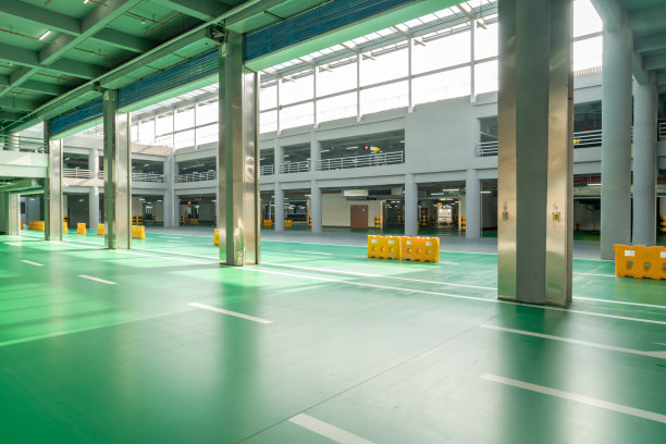 停车场内设有汽车和停车楼内的空停车场素材图片