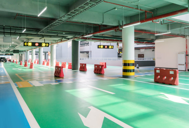 停车场内设有汽车和停车楼内的空停车场素材图片