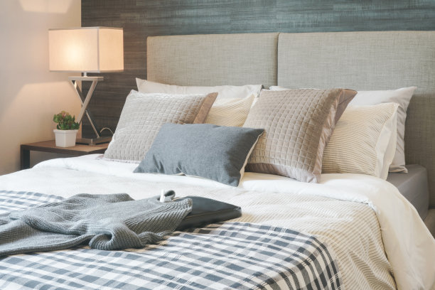 床上的深灰色毛衣和时尚的卧室内饰图片下载