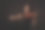 美丽的年轻女子在黑色的背景上拉着小提琴图片下载
