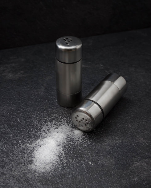 盐和胡椒放在金属瓶里。原料烹饪。图片下载