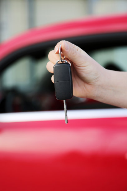 手里拿着新车钥匙素材图片