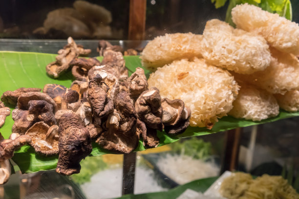 将干香菇和银耳封闭起来，制成面条的原料放在木柜里。通过镜子看旧式的食物展示。图片下载