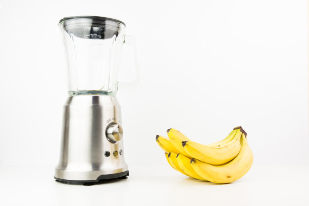 搅拌机的特写与新鲜的异国情调的热带水果图片下载