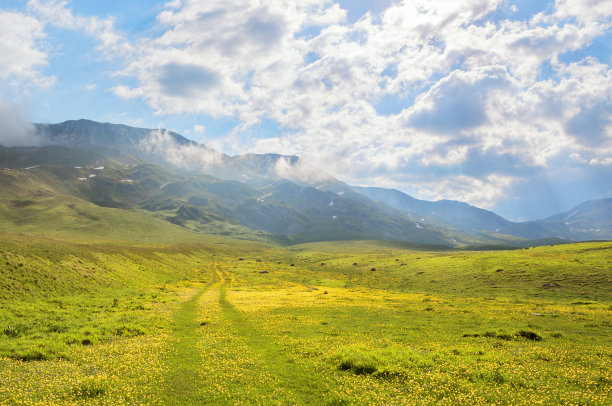 Campo Imperatore草原，乡村道路和草地，意大利Abruzzi素材图片