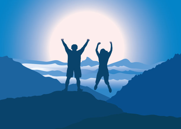 一对幸福的夫妇举起手在山顶上跳。图片下载