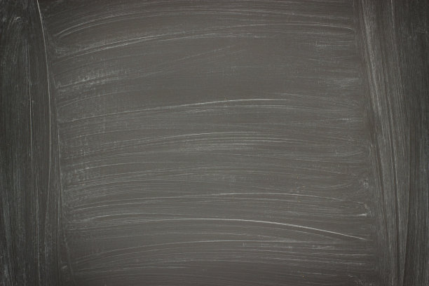 黑色的墙面背景，带有粉笔残留的黑板纹理图片下载