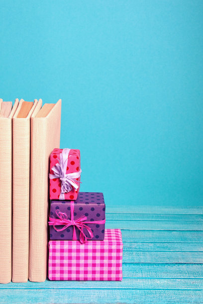 精装本的古董书，色彩鲜艳的小礼物图片下载